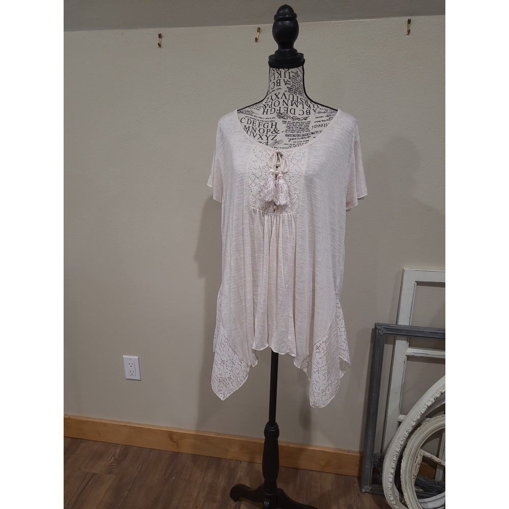 Unity World Wear Women SZ XL Ivory lace trim Shark bite hem tunic top pearl